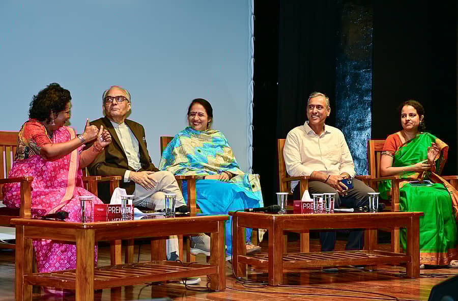 ಸೃಜನಶೀಲ ನಗರ ಬೆಂಗಳೂರು, ಸಂವಾದಗಳು ಮತ್ತು ಅನ್ವೇಷಣೆಗಳು ಉತ್ಸವದಲ್ಲಿ ಆರ್ಟ್‌ ಮಂತ್ರಂ ಟ್ರಸ್ಟ್‌ನ ವ್ಯವಸ್ಥಾಪಕ ಟ್ರಸ್ಟಿ ಜೀಜಾ ಹರಿಸಿಂಗ್‌, ಅಧ್ಯಕ್ಷ ಸುಧಾಕರ್‌ ರಾವ್‌, ಶಾಲಿನಿ ರಜನೀಶ್‌, ಜಿಬಿಎ ಮುಖ್ಯ ಆಯುಕ್ತ ಎಂ. ಮಹೇಶ್ವರ ರಾವ್ ಹಾಗೂ ಎನ್‌ಜಿಎಂಎನ ನಿರ್ದೇಶಕಿ ಪ್ರಿಯಾಂಕಾ ಮೇರಿ ಫ್ರಾನ್ಸಿಸ್ ಹಾಜರಿದ್ದರು
ಪ್ರಜಾವಾಣಿ ಚಿತ್ರ