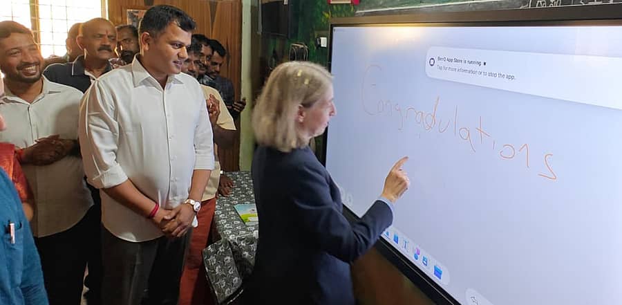 ಅನಂತಾಡಿ ಶಾಲೆಗೆ ಕೊಡುಗೆ ನೀಡಿದ ಸ್ಮಾರ್ಟ್‌ ಬೋರ್ಡ್‌ನಲ್ಲಿ ಇಸ್ರೇಲ್ ದೇಶದ ಕಾನ್ಸುಲ್ ಜನರಲ್ ಓರ್ಲಿ ವೈಟ್ಜ್‌ಮನ್ ಅವರು ಬೆರಳಿನ ಮೂಲಕ ಅಕ್ಷರಗಳನ್ನು ಬರೆದರು. ಕ್ಯಾ.ಬ್ರಿಜೇಶ್ ಚೌಟ ಭಾಗವಹಿಸಿದ್ದರು 
