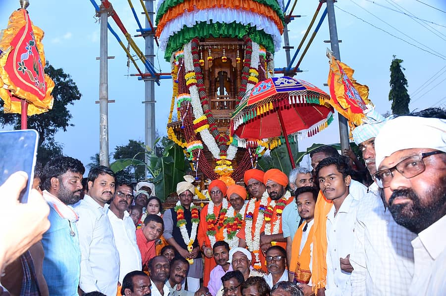 ಸವಣೂರು ತಾಲ್ಲೂಕಿನ ಹೂವಿನಶಿಗ್ಲಿ ವಿರಕ್ತಮಠದ 47ನೇ ಜಾತ್ರಾ ಮಹೋತ್ಸವದ ರಥವನ್ನು ಎಳೆದ ಭಕ್ತ ಸಮೂಹ