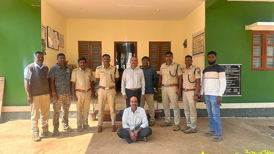 ಚಾಮರಾಜನಗರ ತಾಲ್ಲೂಕಿನ ಹೊಮ್ಮ ಗ್ರಾಮದಲ್ಲಿ ಚಿರತೆಗೆ ವಿಷಹಾಕಿ ಕೊಂದ ಆರೋಪದ ಮೇಲೆ ಗ್ರಾಮದ ದೊರೆಸ್ವಾಮಿ ಎಂಬುವರನ್ನು ಬಂಧಿಸಲಾಗಿದೆ.