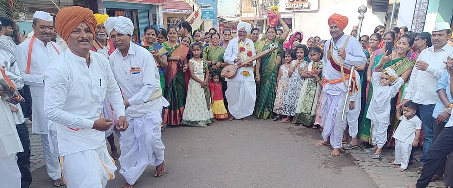 ಮುಳಗುಂದ ಭಾವಸಾರ ಕ್ಷತ್ರಿಯ ಸಮಾಜದ ವತಿಯಿಂದ ಶ್ರೀಗುರು ನಿವೃತ್ತಿನಾಥ ಮಹಾರಾಜರ ಸಮಾಧಿ ಸೋಹಳಾ ನಿಮಿತ್ಯ ಗುಲಾಲ ಭಜನೆಯೊಂದಿಗೆ ಪಟ್ಟಣದಲ್ಲಿ ದಿಂಡಿ ಸೋಹಳಾ ನಗರ ಪ್ರದಕ್ಷಿಣೆ ನಡೆಯಿತು. ಸಂತ ಮಂಡಳಿ ಹಾಗೂ ಮಹಿಳೆಯರು ಇದ್ದರು.