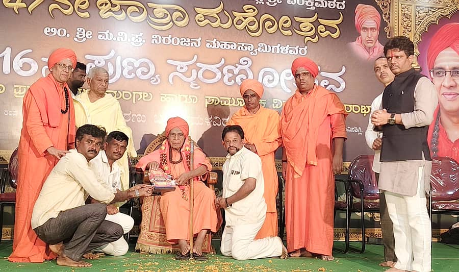 ಸವಣೂರು ತಾಲ್ಲೂಕಿನ ಹೂವಿನಶಿಗ್ಲಿ ವಿರಕ್ತಮಠದ ೪೭ನೇ ಜಾತ್ರಾ ಮಹೋತ್ಸವ ಹಾಗೂ ಲಿಂ.ನಿರಂಜನ ಶ್ರೀಗಳವರ ೧೬ನೇ ಪುಣ್ಯ ಸ್ಮರಣೋತ್ಸವ ಕಾರ್ಯ ಪಾವನದ ಸಾನಿಧ್ಯ ವಹಿಸಿ ಉಪದೇಶಾಮೃತ ನೀಡಿದ ಮುಂಡರಗಿ ಸಂಸ್ಥಾನ ಮಠದ ಜಗದ್ಗುರು ನಾಡೋಜ ಡಾ.ಅನ್ನದಾನೀಶ್ವರ ಶ್ರೀಗಳನ್ನು ಸನ್ಮಾನಿಸಿ ಗೌರವಿಸಿದರು.