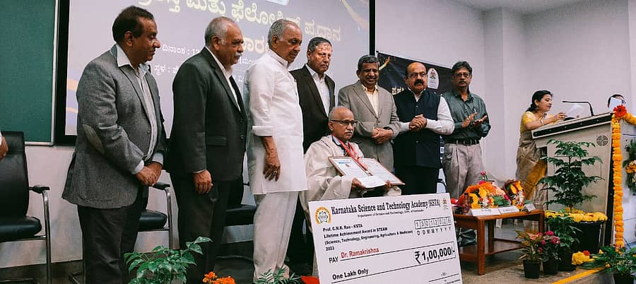 ಎ.ವಿ. ರಾಮಕೃಷ್ಣ ಅವರಿಗೆ ಪ್ರೊ.ಸಿ.ಎನ್‌.ಆರ್. ರಾವ್‌ ಜೀವಮಾನದ ಸಾಧನಾ ಪ್ರಶಸ್ತಿಯನ್ನು ಸಚಿವ ಭೋಸರಾಜ್‌ ಬೆಂಗಳೂರಿನಲ್ಲಿ ಪ್ರದಾನ ಮಾಡಿದರು.