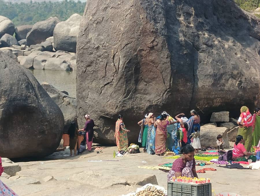 ಹಂಪಿಯ ಚಕ್ರತೀರ್ಥದಲ್ಲಿ ಗುರುವಾರ ಸಂಕ್ರಾಂತಿ ಪುಣ್ಯಸ್ನಾನ ಮಾಡಿದ ಮಹಿಳೆಯರು ಬಟ್ಟೆ ಬದಲಿಸಲು ಪರದಾಡಿದ ಬಗೆ  –ಪ್ರಜಾವಾಣಿ ಚಿತ್ರ