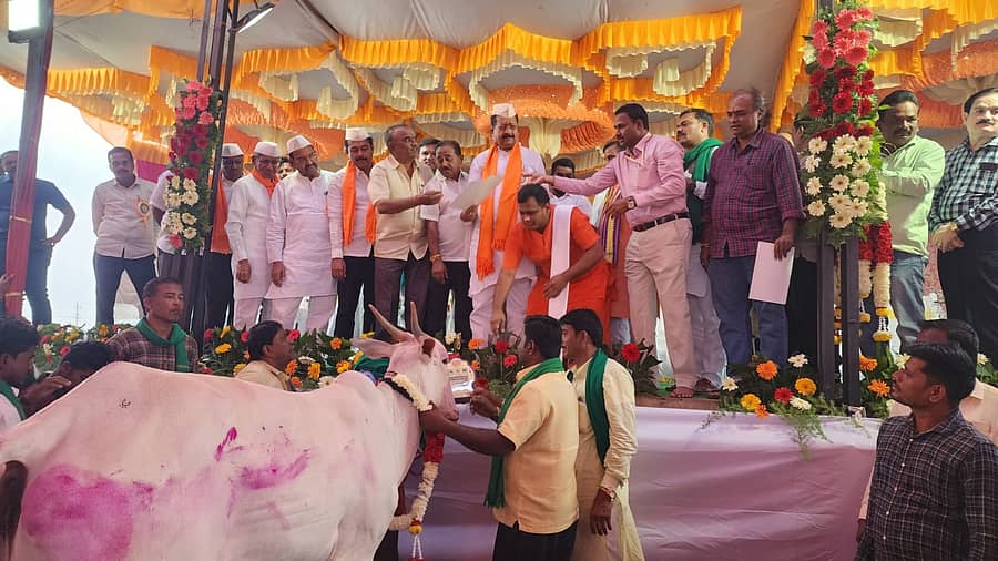 ವಿಜಯಪುರ ನಗರದ ಸಿದ್ಧೇಶ್ವರ ಜಾನುವಾರು ಜಾತ್ರೆಯಲ್ಲಿ ಚಾಂಪಿಯನ್‌ ಆದ ಅತ್ಯುತ್ತಮ ರಾಸುಗಳಿಗೆ ಶಾಸಕ ಬಸನಗೌಡ ಪಾಟೀಲ ಯತ್ನಾಳ ಅವರು ಚಿನ್ನದ ಪದಕ, ನಗದು ವಿತರಿಸಿದರು