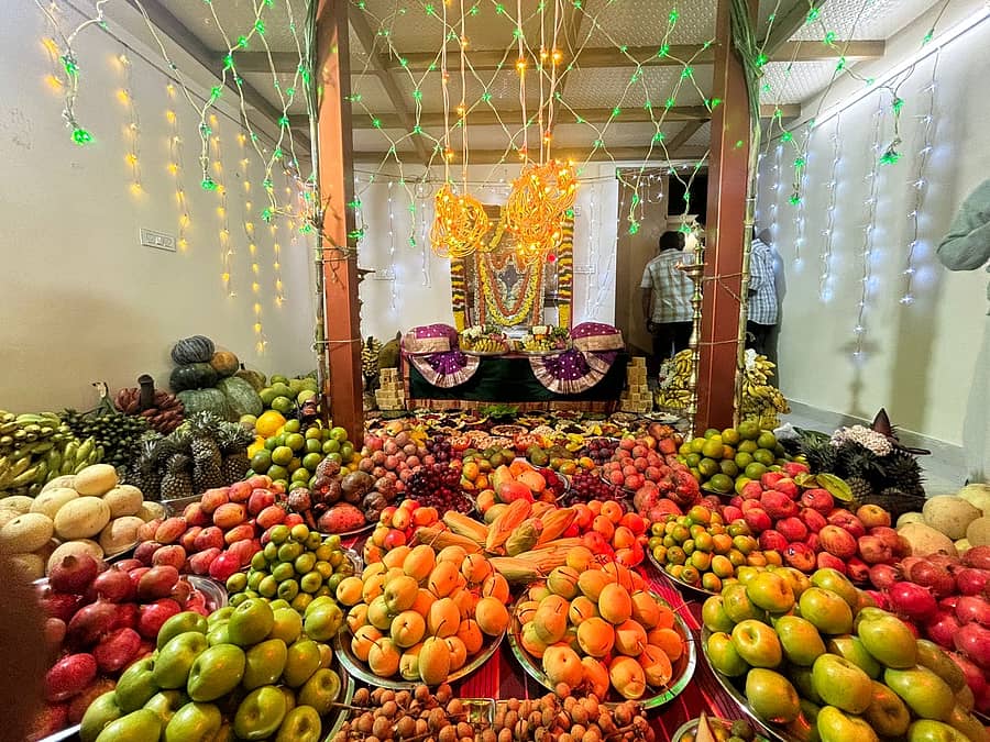 ಚೆಲುವ ನಾರಾಯಣ ಸ್ವಾಮಿಯ ಪತ್ನಿಯರಾದ ಶ್ರೀದೇವಿ, ಭೂದೇವಿ ಅಮ್ಮನವರ ಮಡಿಲು ತುಂಬುವ ಶಾಸ್ತ್ದಲ್ಲಿ ಹಣ್ಣುಗಳ ಸಮರ್ಪಣೆ (ಸಂಗ್ರಹ ಚಿತ್ರ)