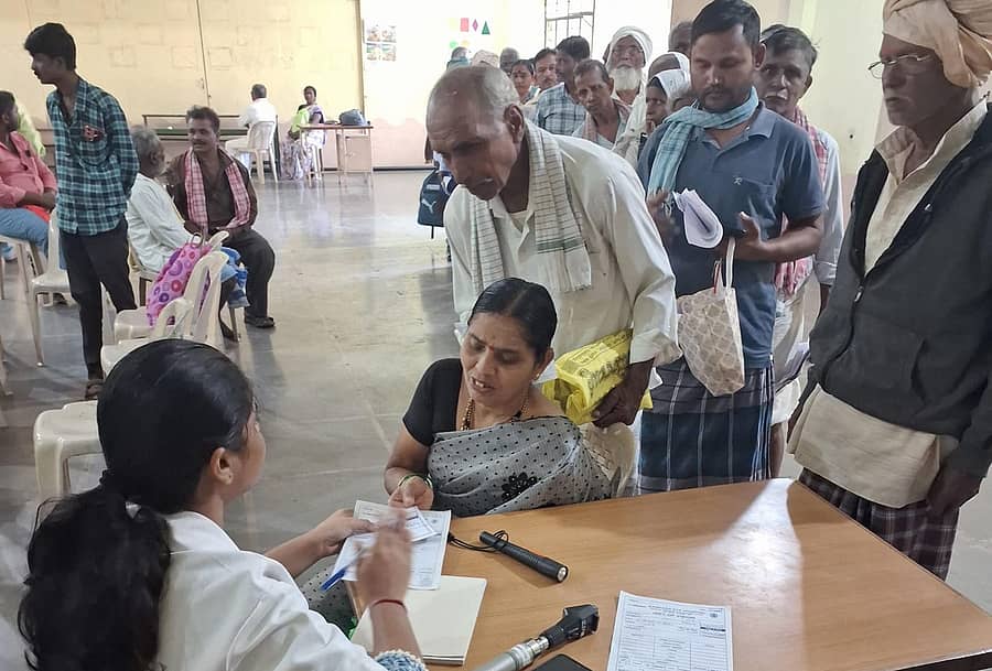 ಬ್ಯಾಡಗಿ ಪಟ್ಟಣದ ಸ್ನೇಹ ಸದನದಲ್ಲಿ ಬುಧವಾರ ಏರ್ಪಡಿಸಿದ್ದ ಉಚಿತ ನೇತ್ರ ತಪಾಸಣಾ ಶಿಬಿರದಲ್ಲಿ ಸಾರ್ವಜನಿಕರು ಭಾಗವಹಿಸಿದ್ದರು