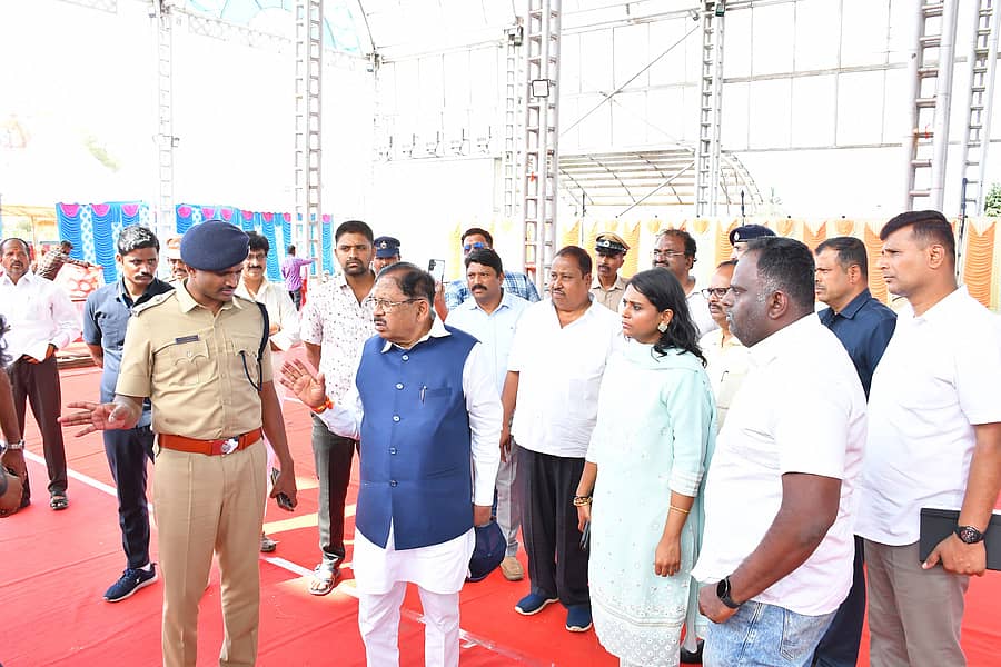 ತುಮಕೂರಿನಲ್ಲಿ ಗುರುವಾರ ಸಚಿವ ಜಿ.ಪರಮೇಶ್ವರ ಕ್ರೀಡಾಕೂಟದ ಸಿದ್ಧತೆ ಪರಿಶೀಲಿಸಿದರು. ಎಸ್‌ಪಿ ಕೆ.ವಿ.ಅಶೋಕ್, ಜಿಲ್ಲಾಧಿಕಾರಿ ಶುಭ ಕಲ್ಯಾಣ್ ಪಾಲ್ಗೊಂಡಿದ್ದರು