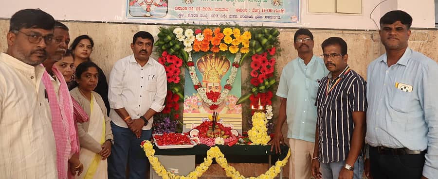 ರಾಮನಗರದಲ್ಲಿರುವ ಕನ್ನಡ ಮತ್ತು ಸಂಸ್ಕೃತಿ ಇಲಾಖೆ ಕಚೇರಿಯಲ್ಲಿ ಶಿವಯೋಗಿ ಸಿದ್ದರಾಮ ಜಯಂತಿ ಕಾರ್ಯಕ್ರಮ  ಜರುಗಿತು. ಪ್ರಾಧ್ಯಾಪಕ ಡಾ. ರವಿಕುಮಾರ್ ಬಾಗಿ, ಸಾಹಿತ್ಯ ಅಕಾಡೆಮಿ ಸದಸ್ಯ ಕನಕರಾಜು, ಕನ್ನಡ ಮತ್ತು ಸಂಸ್ಕೃತಿ ಇಲಾಖೆಯ ಸಹಾಯಕ ನಿರ್ದೇಶಕ ಕೆ. ಸತೀಶ್, ಮುಖಂಡ ಕಿರಣ್ ಹಾಗೂ ಇತರರು ಇದ್ದಾರೆ