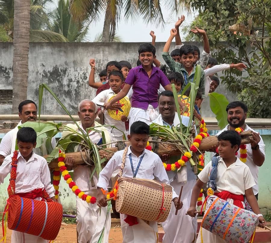 ಜಿಜಿ ಕಾಲೊನಿಯ ಸರ್ಕಾರಿ ಹಿರಿಯ ಪ್ರಾಥಮಿಕ ಶಾಲೆಯಲ್ಲಿ ಸಂಕ್ರಾಂತಿ ಹಿನ್ನೆಲೆ ಸುಗ್ಗಿ ಅಂಗವಾಗಿ ಎತ್ತಿನಗಾಡಿ ಮೆರವಣಿಗೆ ಮಾಡಲಾಯಿತು