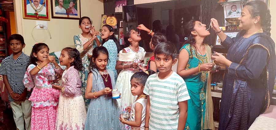 ಕುರುಗೋಡಿನಲ್ಲಿ ಚಿಣ್ಣರು ಪರಸ್ಪರ ಎಳ್ಳು–ಬೆಲ್ಲ ನೀಡಿ ಸಂಕ್ರಾಂತಿ ಹಬ್ಬದ ಶುಭಾಶಯ ವಿನಿಮಯ ಮಾಡಿಕೊಂಡರು