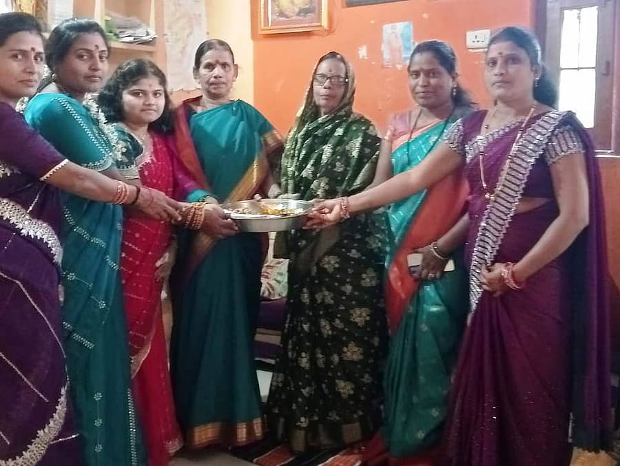 ಕಮಲನಗರ ಪಟ್ಟಣದಲ್ಲಿ ಬುಧವಾರ ಮಕರ ಸಂಕ್ರಾಂತಿ ಹಬ್ಬದ ನಿಮಿತ್ಯ ಮಹಿಳೆಯರು ಪರಸ್ಪರ ಎಳ್ಳು, ಬೆಲ್ಲ ವಿನಿಮಯ ಮಾಡಿಕೊಂಡು ಸಂಕ್ರಾಂತಿ ಹಬ್ಬ ಆಚರಿಸಿದರು 