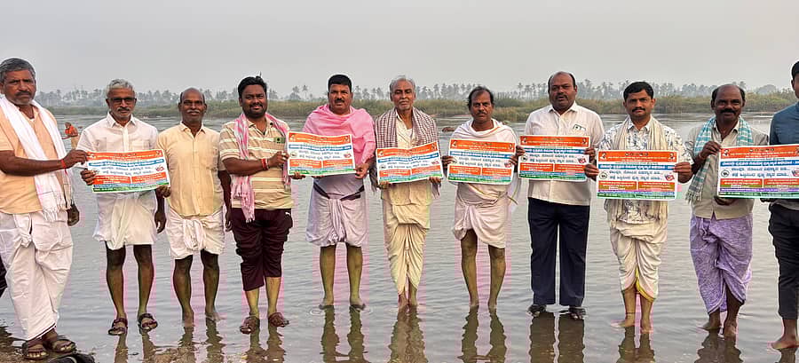 ತುಂಗಭದ್ರಾ ನದಿಯಲ್ಲಿ ಸ್ವಚ್ಛತೆ ಕಾಪಾಡುವಂತೆ ಕಂಪ್ಲಿ ನಿರ್ಮಲ ತುಂಗಭದ್ರಾ ಅಭಿಯಾನ ಸಮಿತಿ ಪದಾಧಿಕಾರಿಗಳು ಭಿತ್ತಿಪತ್ರ ಹಿಡಿದು ಜನಜಾಗೃತಿ ಮೂಡಿಸಿದರು