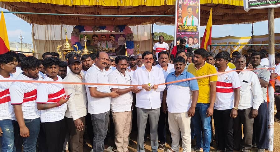 ಹೊಸಕೋಟೆ ತಾಲ್ಲೂಕಿನ ದೊಡ್ಡಹುಲ್ಲೂರು ಗ್ರಾಮದಲ್ಲಿ ಮುತ್ಯಾಲಮ್ಮ ದೇವಿ ಯುವಕರ ಬಳಗ ಹಾಗೂ ಯಲ್ಲಮ್ಮ ದೇವಿ ಯುವಕರ ಬಳಗ ವತಿಯಿಂದ ಏರ್ಪಡಿಸಿದ್ದ ರಾಜ್ಯಮಟ್ಟದ ವಾಲಿಬಾಲ್ ಕಪ್ ಪಂದ್ಯಾವಳಿಗೆ ಚಾಲನೆ ನೀಡಿದ ಸಂದರ್ಭ