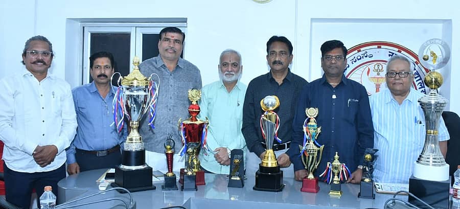 ಕಲಬುರಗಿಯಲ್ಲಿ ನೆವಿಲ್‌ ಹೋಮಿ ಇರಾನಿ ಕಪ್‌ ಕ್ರಿಕೆಟ್ ಟೂರ್ನಿಯ ಟ್ರೋಫಿಗಳನ್ನು ಗುರುವಾರ ಅನಾವರಣಗೊಳಿಸಲಾಯಿತು