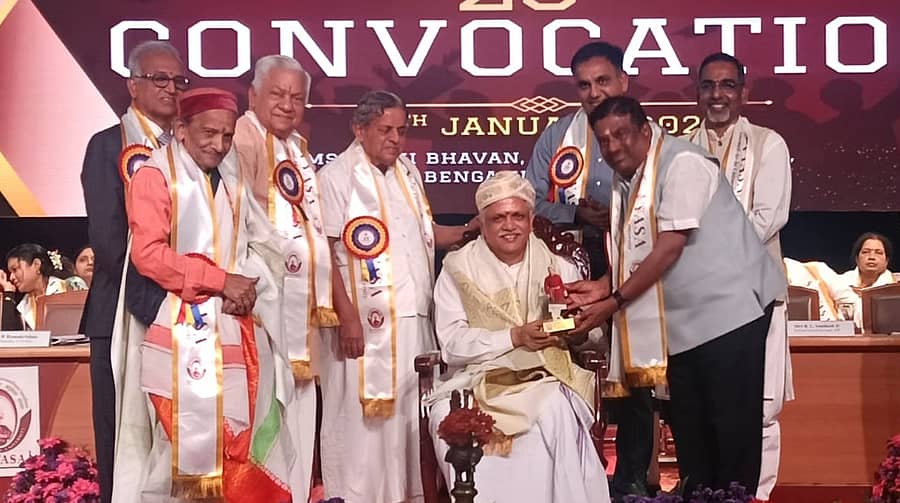 ಆನೇಕಲ್ ತಾಲ್ಲೂಕಿನ ಜಿಗಣಿ ಎಸ್ ವ್ಯಾಸ ವಿಶ್ವವಿದ್ಯಾಲಯದ 23ನೇ ಘಟಿಕೋತ್ಸವದಲ್ಲಿ ಬಿಜೆಪಿ ರಾಷ್ಟ್ರೀಯ ಸಂಘಟನಾ ಕಾರ್ಯದರ್ಶಿ ಬಿ.ಎಲ್.ಸಂತೋಷ್ ಅವರನ್ನು ಸತ್ಕರಿಸಲಾಯಿತು