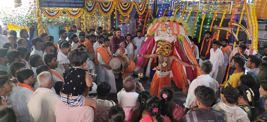 ಹಾಸನದ ಬಿ.ಎಂ. ರಸ್ತೆಯಲ್ಲಿನ ಆಡುವಳ್ಳಿ ಗ್ರಾಮದ ದೇವತೆ ಜಾತ್ರಾ ಮಹೋತ್ಸವ ನಡೆಯಿತು