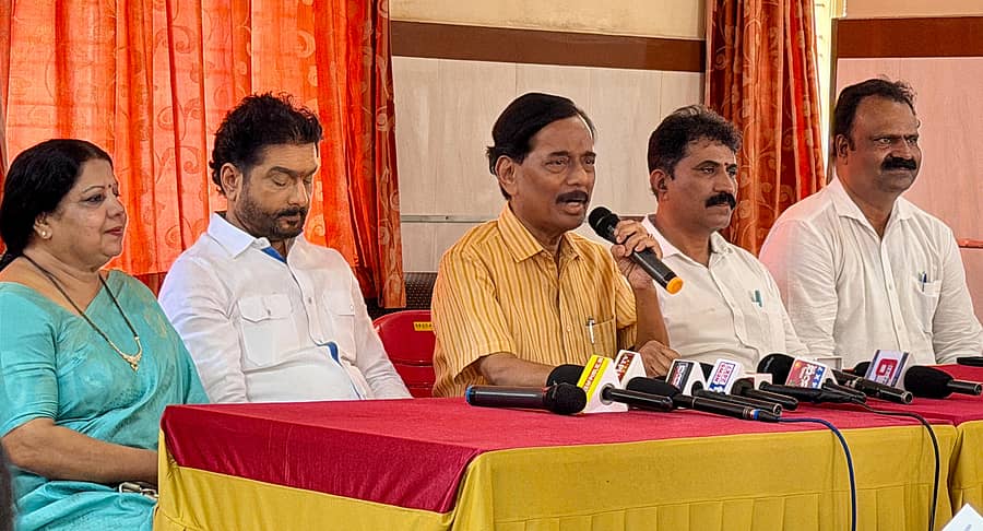 ಸುದ್ದಿಗೋಷ್ಠಿಯಲ್ಲಿ ನವೀನಚಂದ್ರ ಸುವರ್ಣ ಮಾತನಾಡಿದರು. ಸುಮಲತಾ ಎನ್. ಸುವರ್ಣ, ಸದಾನಂದ ಪೂಜಾರಿ, ಜಯಪ್ರಕಾಶ್, ಜೀವನ್ ಕುಮಾರ್ ಭಾಗವಹಿಸಿದ್ದರು 