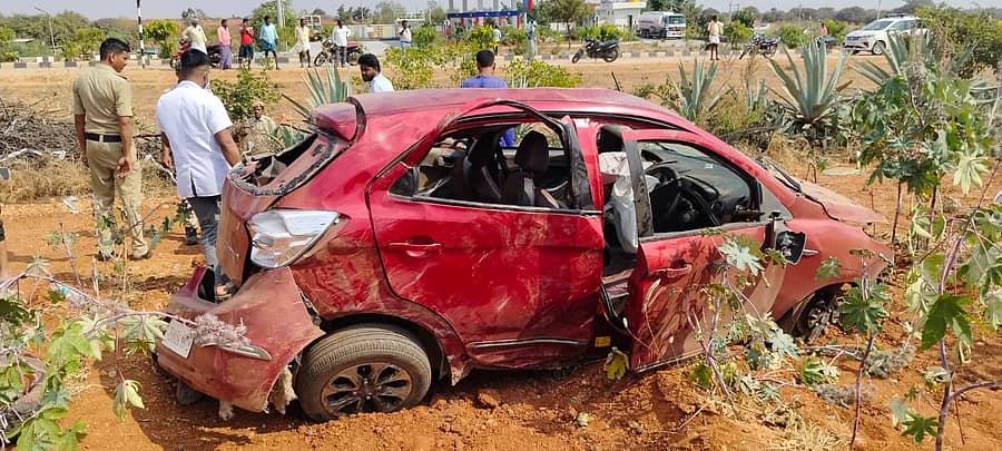 ಮೊಳಕಾಲ್ಮುರು ತಾಲ್ಲೂಕಿನ ಬಿ.ಜಿ.ಕೆರೆ ಬಳಿ ಗುರುವಾರ ಅಪಘಾತಕ್ಕೀಡಾಗಿರುವ ಕಾರು 