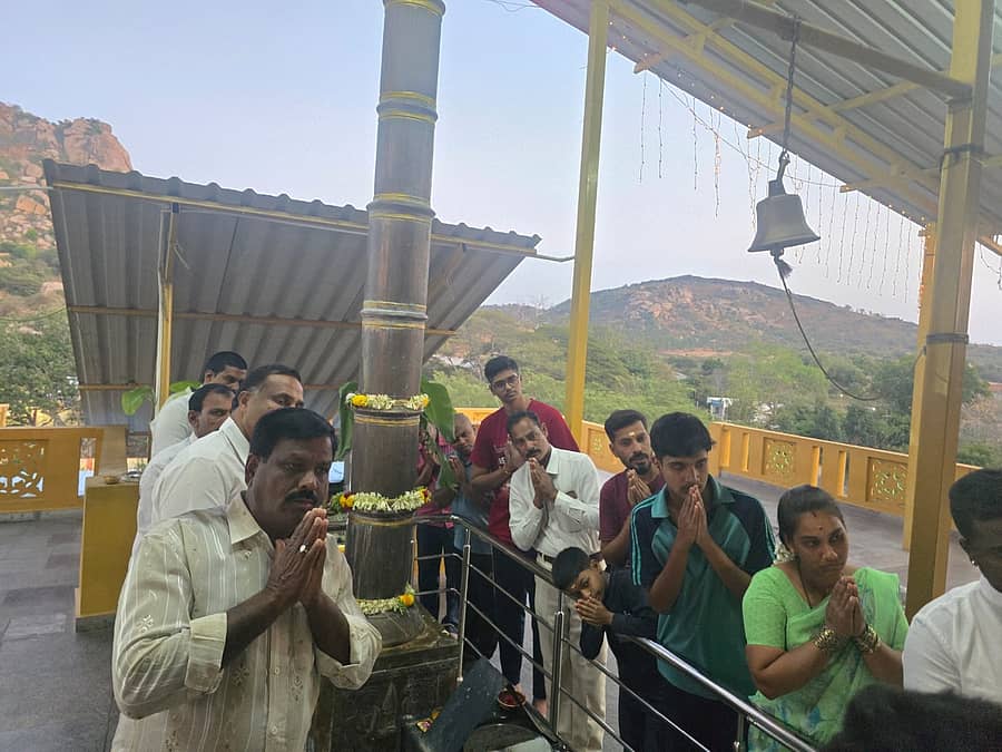 ಪಾವಗಡ ತುಮಕೂರು ರಸ್ತೆಯ ಕಣಿವೆ ಬಳಿಯ ಅಯ್ಯಪ್ಪಗಿರಿ ದೇಗುಲಕ್ಕೆ ಭೇಟಿ ನೀಡಿದ್ದ ಭಕ್ತರು