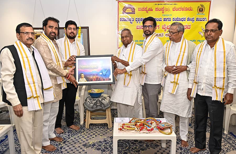 ಕಲಬುರಗಿಯಲ್ಲಿ ಗುರುವಾರ ‘ಬಸವಯುಗ ವೈಭವ’ ಕೃತಿಯ ಮುಖಪುಟವನ್ನು ಬಸವರಾಜ ಪಾಟೀಲ ಸೇಡಂ ಅನಾವರಣಗೊಳಿಸಿದರು. ಶಾಮಲಿಂಗ ಜವಳಗಿ, ಶರಣಕುಮಾರ ಮೋದಿ, ಡಾ.ಅಲ್ಲಮಪ್ರಭು ದೇಶಮುಖ, ಮಹೇಶ ರೆಡ್ಡಿ ಮುದ್ನಾಳ, ಎ.ಎಸ್.ಪಾಟೀಲ, ಶ್ರೀಕಾಂತ ಬಿರಾದಾರ ಭಾಗವಹಿಸಿದ್ದರು        ಪ್ರಜಾವಾಣಿ ಚಿತ್ರ