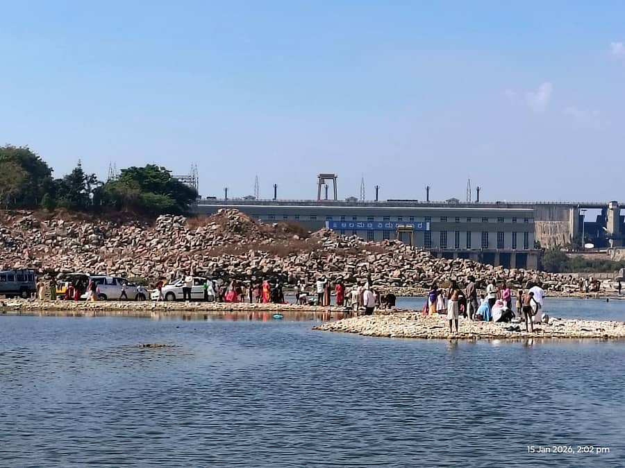 ಆಲಮಟ್ಟಿ ಬಳಿಯ ಕೃಷ್ಣಾ ನದಿಯಲ್ಲಿ ಸಂಕ್ರಾಂತಿ ಅಂಗವಾಗಿ ಪ್ರವಾಸಿಗರು ಗುರುವಾರ ಪುಣ್ಯಸ್ನಾನ ಮಾಡಿದರು