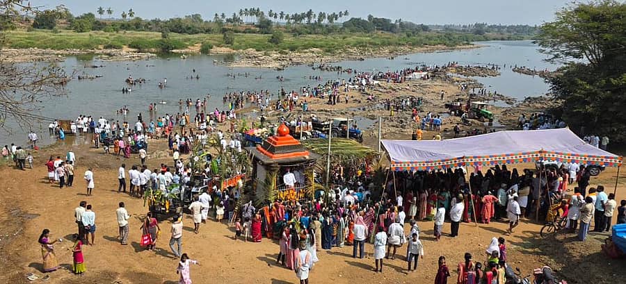 ರಾಣೆಬೆನ್ನೂರು ತಾಲ್ಲೂಕು ಚೌಡಯ್ಯದಾನಪುರದ ತುಂಗಭದ್ರಾ ನದಿ ತೀರದ ಅಂಬಿಗರ ಚೌಡಯ್ಯನವರ ಐಕ್ಯಮಂಟಪಕ್ಕೆ ವಿವಿಧ ಮಠಾಧೀಶರು ಹಾಗೂ ಭಕ್ತರು ಕುಂಭಾಭಿಷೇಕ ಹಾಗೂ ವಿಶೇಷ ಪೂಜೆ ಸಲ್ಲಿಸಿದರು.