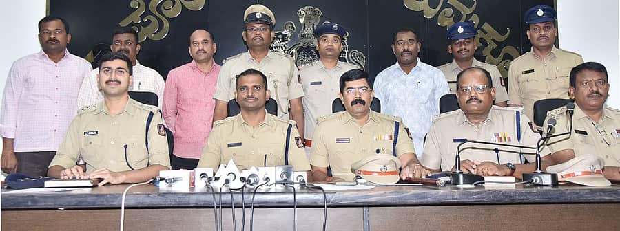ದರೋಡೆಕೋರರನ್ನು ಬಂಧಿಸಿದ ಪೊಲೀಸ್ ಅಧಿಕಾರಿಗಳ ತಂಡ. ಎಸ್ಪಿ ಕೆ.ವಿ.ಅಶೋಕ್, ಎಎಸ್‌ಪಿಗಳಾದ ಪುರುಷೋತ್ತಮ್, ಗೋಪಾಲ್, ಡಿವೈಎಸ್‌ಪಿ ಯಶ್‌ಕುಮಾರ್ ಶರ್ಮ ಇತರರು ಇದ್ದಾರೆ