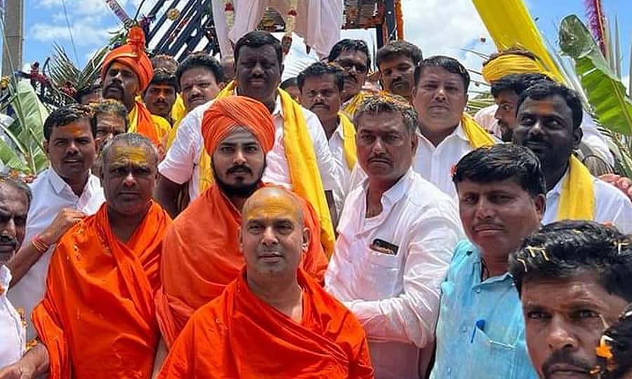 ಕೊಪ್ಪಳ ತಾಲ್ಲೂಕಿನ ಬೇವಿನಹಳ್ಳಿ ಧರ್ಮ ಪ್ರಚಾರ ಯಾತ್ರೆಯಲ್ಲಿ ಪಾಲ್ಗೊಂಡಿದ್ದ ಸಿದ್ದರಾಮಾನಂದಪುರಿ ಸ್ವಾಮೀಜಿ  