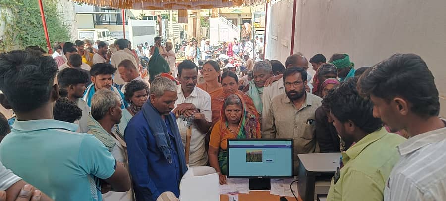 ತೆಕ್ಕಲಕೋಟೆ ಸಮೀಪದ ಕರೂರು ಗ್ರಾಮದಲ್ಲಿ ಜೋಳ ಖರೀದಿ ನೋಂದಣಿಗೆ ರೈತರು ಮುಗಿಬಿದ್ದಿದ್ದರು