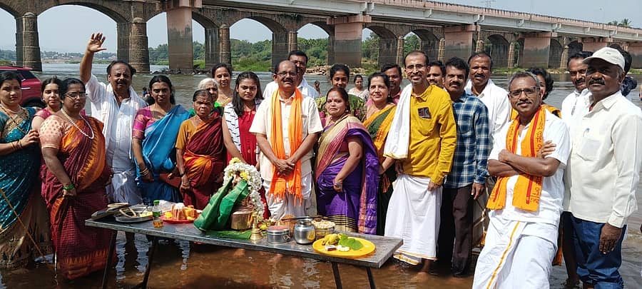 1ಇಪಿ : ಹೊನ್ನಾಳಿ ತಾ ಪತಂಜಲಿ ಯೋಗ ಸಮಿತಿವತಿಯಿಂದ ಸಂಕ್ರಾಂತಿ ಹಬ್ಬದ ಪ್ರಯುಕ್ತ ಪಟ್ಟಣದ ತುಂಗಭದ್ರಾ ನದಿಗೆ ವಿಶೇಷ ಪೂಜೆ ಸಲ್ಲಿಸಿ, ಎಳ್ಳು ಬೆಲ್ಲ ಬೀರಿದರು.  
