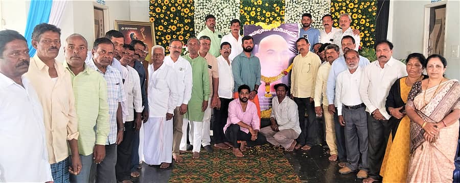 ತಿಂಥಿಣಿ ಬ್ರಿಡ್ಜ್ ಕನಕ ಗುರುಪೀಠ ಶಾಖಾ ಮಠದ ಶ್ರೀಸಿದ್ಧರಾಮಾನಂದಪುರಿ ಸ್ವಾಮೀಜಿ ದೈವಾಧೀನರಾದ ಹಿನ್ನೆಲೆ, ಶ್ರೀಗುರು ರೇವಣಸಿದ್ದೇಶ್ವರ ಕುರುಬರ ಸಮಾಜದ ವತಿಯಿಂದ ತರೀಕೆರೆ ಪಟ್ಟಣದ ಶ್ರೀಬೀರಲಿಂಗೇಶ್ವರ ಸಮುದಾಯ ಭವನದಲ್ಲಿ ಗುರುವಾರ ನುಡಿನಮನ ಸಲ್ಲಿಸಲಾಯಿತು