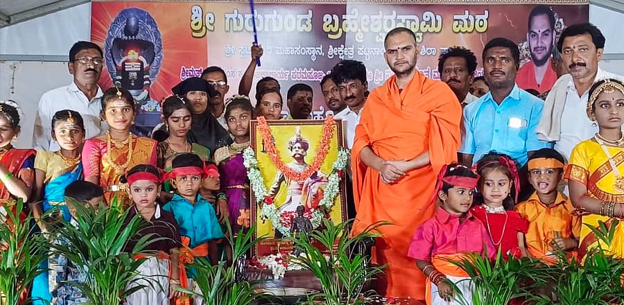 ಶಿರಾ ತಾಲ್ಲೂಕು ಪಟ್ಟನಾಯಕನಹಳ್ಳಿ ಜಾತ್ರೆ ವಸ್ತು ಪ್ರದರ್ಶನದ ವೇದಿಕೆಯಲ್ಲಿ ಗುರುವಾರ ಕೆಂಪೇಗೌಡ ಸಾಮ್ರಾಜ್ಯ ಸ್ಥಾಪನೆ ದಿನ ಕಾರ್ಯಕ್ರಮವನ್ನು ನಂಜಾವಧೂತ ಸ್ವಾಮೀಜಿ ಉದ್ಘಾಟಿಸಿದರು