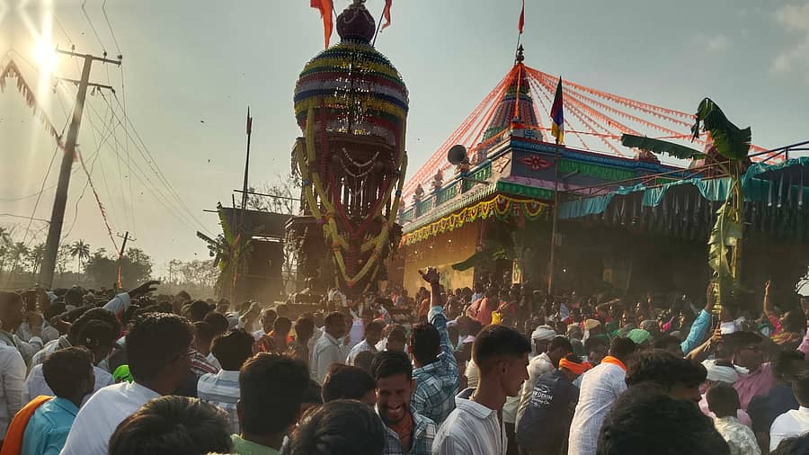 ಕಲಘಟಗಿ ತಾಲ್ಲೂಕಿನ ಸಂಗೇದೇವರಕೊಪ್ಪ ಗ್ರಾಮದ ಸಂಗಮೇಶ್ವರ ಬಸವಣ್ಣ ದೇವರ ಜಾತ್ರಾ ರಥೋತ್ಸವ ಸಂಭ್ರಮದಿಂದ ಜರುಗಿತು