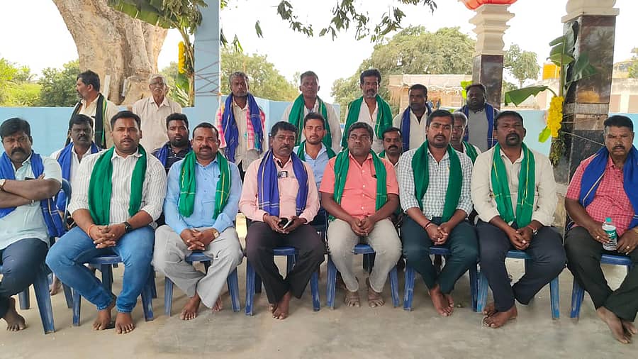 ಶಿಡ್ಲಘಟ್ಟ ತಾಲ್ಲೂಕಿನ ಜಂಗಮಕೋಟೆಯಲ್ಲಿ ಕೆಐಎಡಿಬಿ 13 ಹಳ್ಳಿಗಳ ರೈತಪರ ಹೋರಾಟ ಸಮಿತಿ ಪದಾಧಿಕಾರಿಗಳ ಸಭೆ ನಡೆಯಿತು