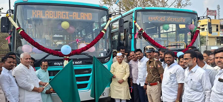 ಆಳಂದ ಬಸ್‌ ನಿಲ್ದಾಣದಲ್ಲಿ ಆಳಂದ-ಕಲಬುರಗಿ ಸಂಚರಿಸುವ ನಗರ ಸಾರಿಗೆಯ ಎರಡು ನೂತನಗಳ ಬಸ್‌ ಸಂಚಾರಕ್ಕೆ ಬಿ.ಆರ್.ಪಾಟೀಲ ಹಸಿರು ನಿಶಾನೆ ತೋರಿಸಿದರು. ಶಿವಪುತ್ರಪ್ಪ ಪಾಟೀಲ, ಯೋಗಿರಾಜ ಸರಸಂಬಿ ಇದ್ದರು