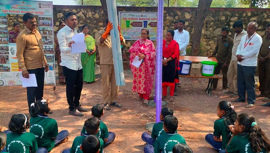 ಬಬಲೇಶ್ವರ ಪಟ್ಟಣದ ಸರ್ಕಾರಿ ಕನ್ನಡ ಹೆಣ್ಣು ಮಕ್ಕಳ ಹಿರಿಯ ಪ್ರಾಥಮಿಕ ಶಾಲೆಯಲ್ಲಿ ಪೈಪ್ ಕಾಂಪೋಸ್ಟಿಂಗ್ ವಿಧಾನದ  ಕುರಿತು ಜಾಗೃತಿ ಮೂಡಿಸಲಾಯಿತು