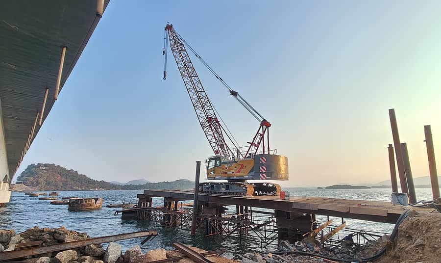 ಕಾರವಾರದ ಕಾಳಿ ನದಿಗೆ ಹೊಸ ಸೇತುವೆ ನಿರ್ಮಿಸಲು ಕಾಮಗಾರಿ ನಡೆದಿರುವುದು