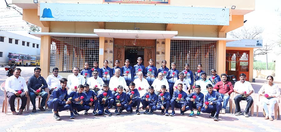 ಮೂಡಲಗಿ ತಾಲ್ಲೂಕಿನ ನಾಗನೂರದ ಮಹಾಲಿಂಗೇಶ್ವರ ಶಿಕ್ಷಣ ಸಂಸ್ಥೆಯಲ್ಲಿ ರಾಷ್ಟ್ರಮಟ್ಟ ಕೊಕ್ಕೊ ಟೂರ್ನಿಗೆ ಆಯ್ಕೆಯಾಗಿರುವ ಬಾಲಕ, ಬಾಲಕಿರನ್ನು ಸಂಸ್ಥೆಯ ಅಧ್ಯಕ್ಷ ಬಸಗೌಡ ಪಾಟೀಲ ಅವರು ಗೌರವಿಸಿ ಬೀಳ್ಕೊಟ್ಟರು 