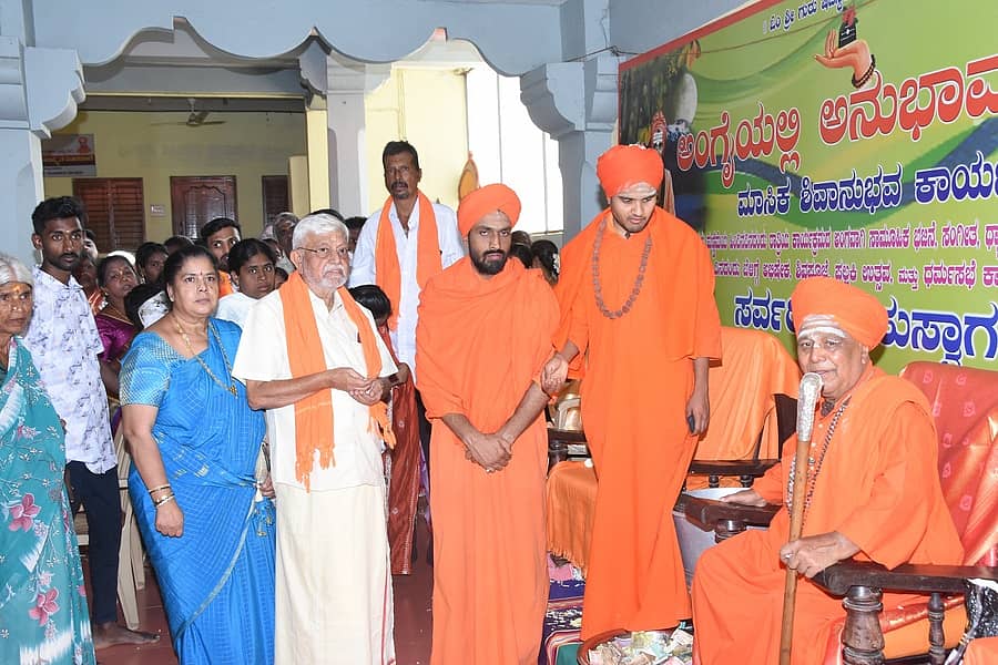 ತುಮಕೂರು ತಾಲ್ಲೂಕು ಚಿಕ್ಕತೊಟ್ಲುಕೆರೆ ಅಟವೀ ಸುಕ್ಷೇತ್ರದಲ್ಲಿ ಗುರುವಾರ ಅಟವೀ ಸಿದ್ಧಲಿಂಗ ಸ್ವಾಮೀಜಿ ಸ್ಮರಣೋತ್ಸವ ನೆರವೇರಿತು. ಅಟವೀ ಶಿವಲಿಂಗ ಸ್ವಾಮೀಜಿ, ಅಟವೀ ಮಲ್ಲಿಕಾರ್ಜುನ ಸ್ವಾಮೀಜಿ, ಗುಬ್ಬಿ ತೊರೇಮಠದ ಅಟವೀ ಚನ್ನಬಸವ ಸ್ವಾಮೀಜಿ, ಟಿ.ಬಿ.ಶೇಖರ್ ಇತರರು ಭಾಗವಹಿಸಿದ್ದರು