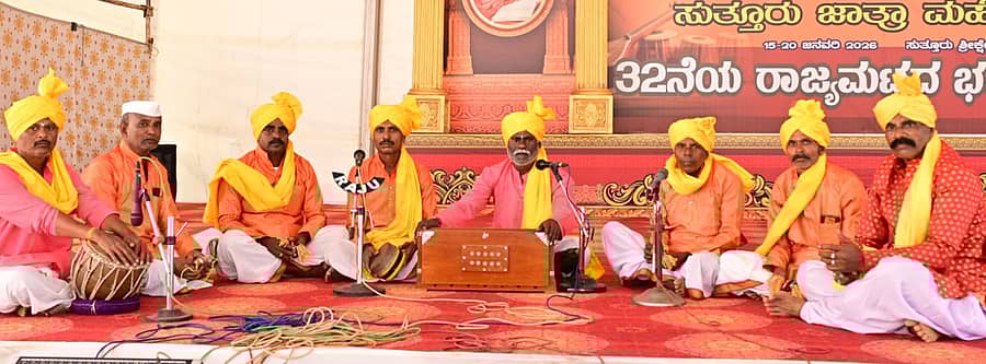 ಜಾತ್ರಾ ಮಹೋತ್ಸವದ ವೇದಿಕೆಯಲ್ಲಿ ಭಜನಾ ತಂಡದ ಕಲಾವಿದರು ಪ್ರದರ್ಶನ ನೀಡಿದರು