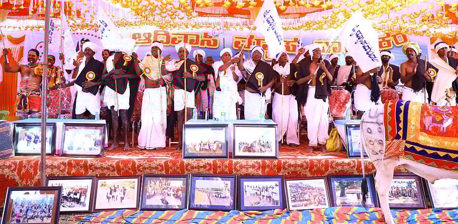 ಚಿತ್ರದುರ್ಗ ಜಿಲ್ಲೆ ಮೊಳಕಾಲ್ಮುರು ತಾಲ್ಲೂಕಿನ ಚಿನ್ನಹಗರಿ ನದಿ ದಡದಲ್ಲಿ ಗುರುವಾರ ಮ್ಯಾಸಬೇಡ ನಾಯಕ ಜನಾಂಗದವರು ಚಿನ್ನಹಗರಿ -2026 ಉತ್ಸವ ಹಮ್ಮಿಕೊಳ್ಳಲಾಗಿತ್ತು.