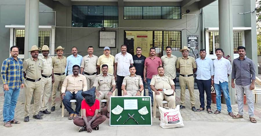 ತಳಕು ಪೊಲೀಸರು ಆರೋಪಿಯನ್ನು ಬಂಧಿಸಿ ಚಿನ್ನ ಮತ್ತು ನಗದು ವಶಪಡಿಸಿಕೊಂಡಿರುವುದು 