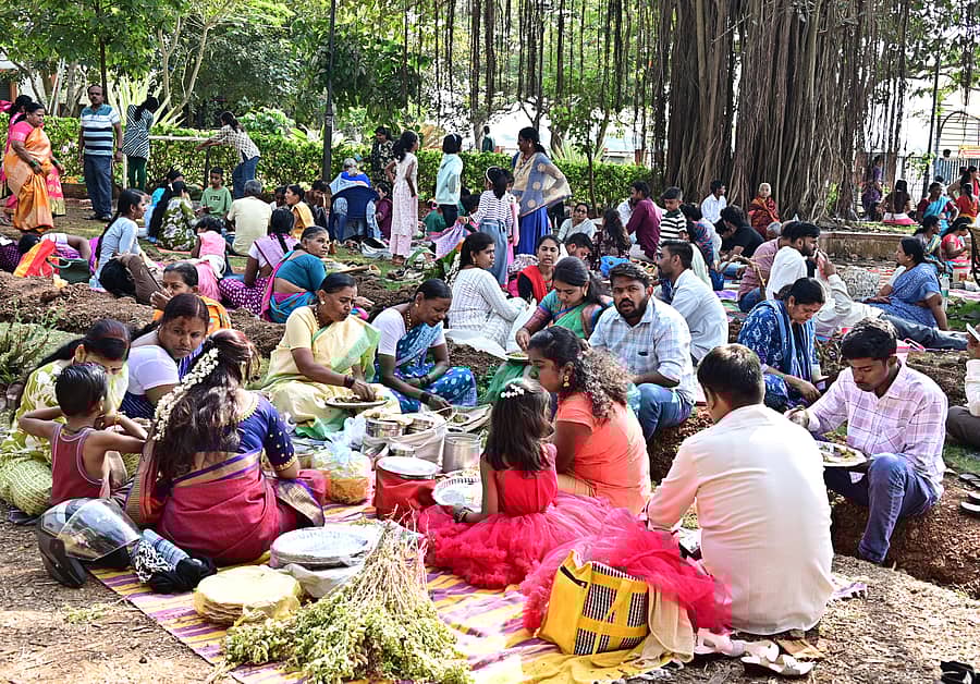 ಸಂಕ್ರಾಂತಿ ಹಬ್ಬದ ಪ್ರಯುಕ್ತ ಹುಬ್ಬಳ್ಳಿಯ ಉಣಕಲ್ ಕೆರೆ ಉದ್ಯಾನದಲ್ಲಿ ಜನರು ಕುಟುಂಬ ಸದಸ್ಯರೊಂದಿಗೆ ಹಬ್ಬದೂಟ ಸವಿದರು
ಪ್ರಜಾವಾಣಿ ಚಿತ್ರ: ಗೋವಿಂದರಾಜ ಜವಳಿ