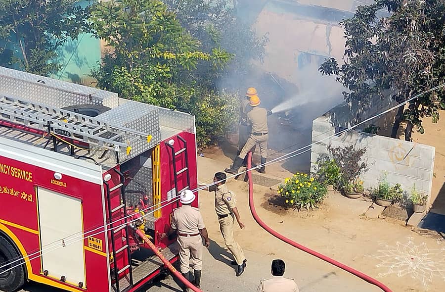 ಶ್ರೀರಂಗಪಟ್ಟಣ ತಾಲ್ಲೂಕಿನ ಬೆಳಗೊಳ ಗ್ರಾಮದ ರವಿ ಎಂಬವರ ಮನೆಗೆ ಗುರುವಾರ ಮಧ್ಯಾಹ್ನ ಬೆಂಕಿ ಹೊತ್ತಿಕೊಂಡಿದ್ದು ಅಗ್ನಿಶಾಮಕ ಸಿಬ್ಬಂದಿ ಬೆಂಕಿ ನಂದಿಸಿದರು