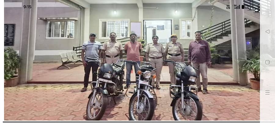 ವಶಪಡಿಸಿಕೊಂಡ ದ್ವಿಚಕ್ರ ವಾಹನ ವಾಹನಗಳೊಂದಿಗೆ ಪಿಎಸ್ಐ ಎಸ್.ಎಸ್. ನರಸಪ್ಪನವರ ಮತ್ತು ಪೊಲೀಸ್ ಸಿಬ್ಬಂದಿ