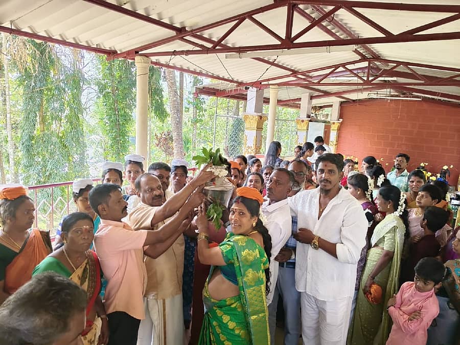 ಸುಂಟಿಕೊಪ್ಪದ ಪೊಂಗಲ್ ಸಮಿತಿ ವತಿಯಿಂದ ಮಕರ ಸಂಕ್ರಾಂತಿ(ಪೊಂಗಲ್) ಹಬ್ಬದ ಅಂಗವಾಗಿ ನಡೆದ ಕಳಸ ಮೆರವಣಿಗೆಯನ್ನು ವೃಕ್ಷೋದ್ಭವ ಶ್ರೀ ಮಹಾಗಣಪತಿ ದೇವಾಲಯದ ಟ್ರಸ್ಡಿ ಕಾರ್ಯದರ್ಶಿ ಎ.ಲೋಕೇಶ್ ಕುಮಾರ್ ಚಾಲನೆ ನೀಡಿದರು.