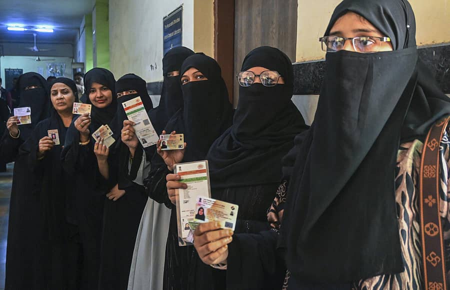 <div class="paragraphs"><p>ಚುನಾವಣೆಯಲ್ಲಿ ಮತ ಚಲಾಯಿಸಿದ ಮಹಿಳೆಯರು</p></div>