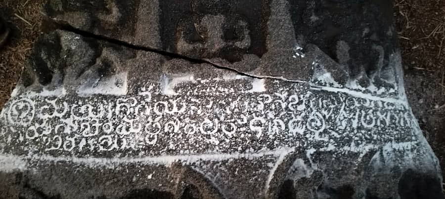 ಕಂಪ್ಲಿ ತಾಲ್ಲೂಕು ಬಳ್ಳಾಪುರದ ದೊಡ್ಡ ಮಾಯಪ್ಪ ಅವರ ಗದ್ದೆಯಲ್ಲಿ ಪತ್ತೆಯಾದ ಶಾಸನೋಕ್ತ ಯುದ್ಧ ವೀರಗಲ್ಲು