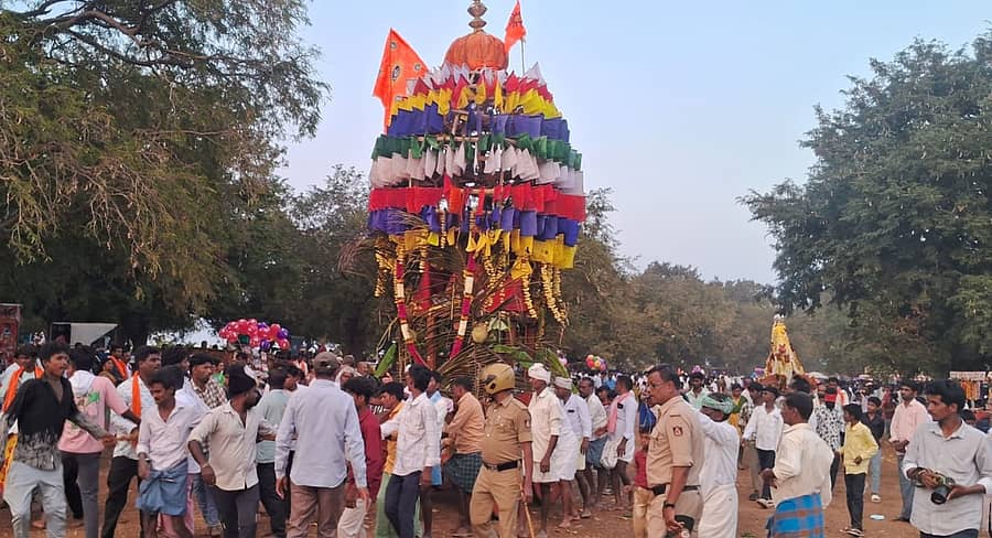 ಹೂವಿನಹಡಗಲಿ ತಾಲ್ಲೂಕು ಕೊಟ್ನಿಕಲ್ ಕ್ಯಾಂಪ್‌ನಲ್ಲಿ ಶಂಕರಲಿಂಗೇಶ್ವರ ಸ್ವಾಮಿ ರಥೋತ್ಸವ ಜರುಗಿತು